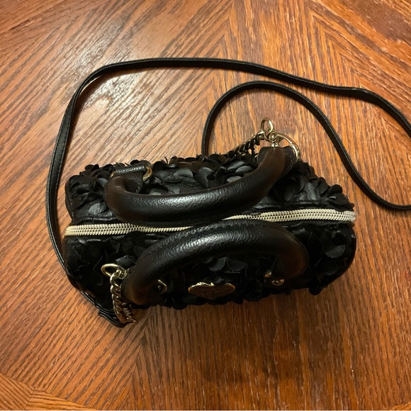 Adorable Betsy Johnson Frilly Black 🌹 Petal Heart Silver Hardware & Chain bag! - Picture 15 of 16